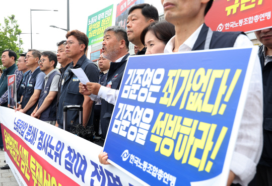 한국노총이 경사노위 참여 중단을 선언한 가운데 8일 오전 서울 용산구 대통령집무실 앞에서 열린 한국노총 공식 기자회견에서 김동명(가운데) 위원장이 발언하고 있다. 한국노총은 '윤석열 정권 심판'을 위한 전면 투쟁에 나서겠다고 선언했다.<연합뉴스>